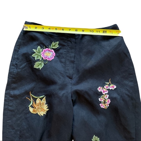 Larry Levine Black Linen Floral Embroidered Capris pants. Size 10 - Picture 11 of 15